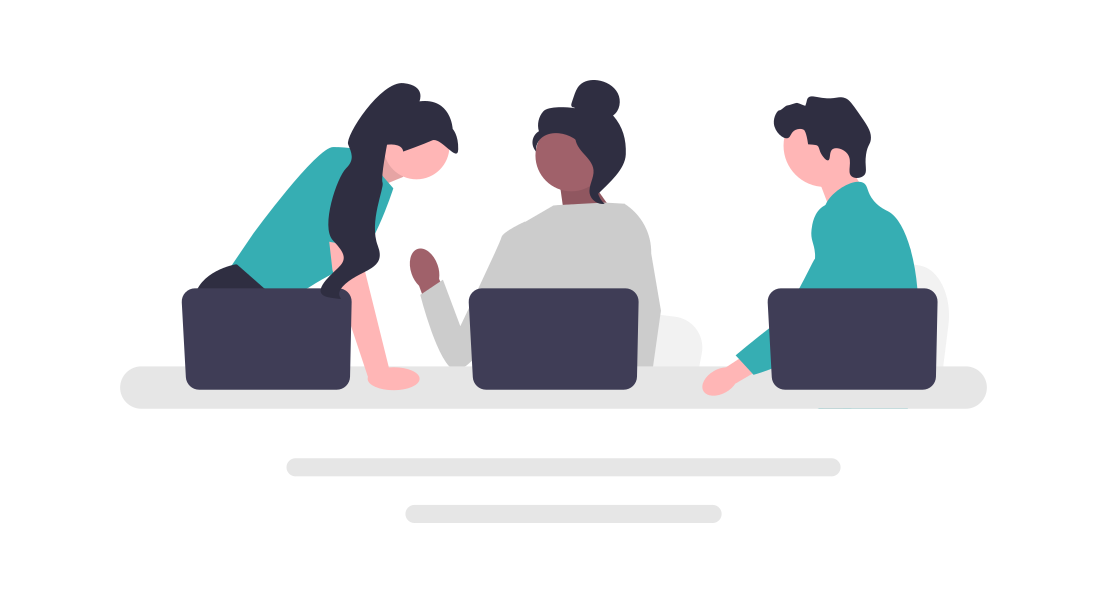 Eine Gruppe von 3 Personen mit Laptops, die diskutieren.